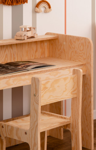 Drewniane krzesełko i biurko dla dziecka ze sklejki sosnowej w kolorze naturalnego drewna